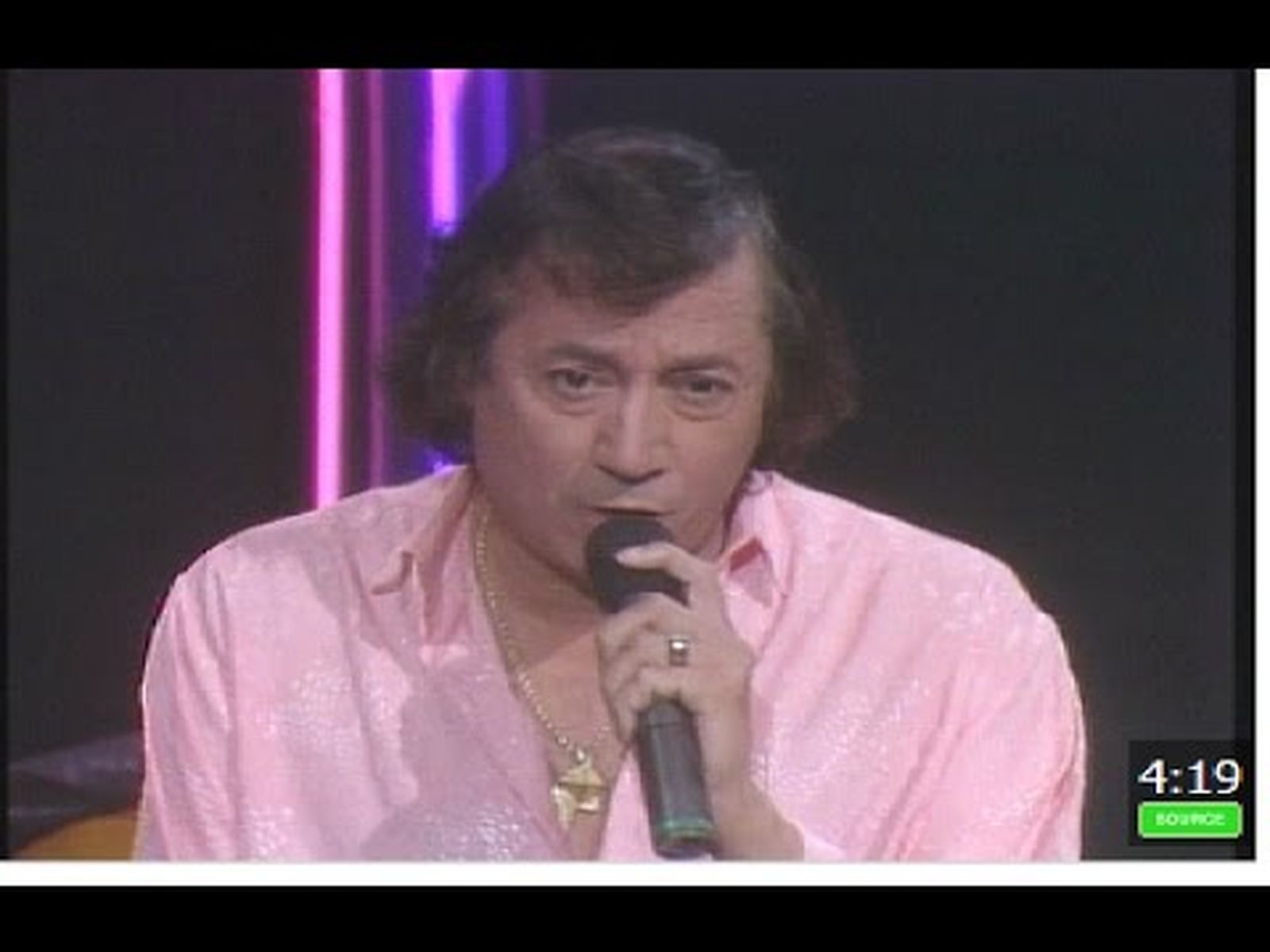 Bambino versiona "Adoro" en las Coplas de Carlos Herrera (1990)