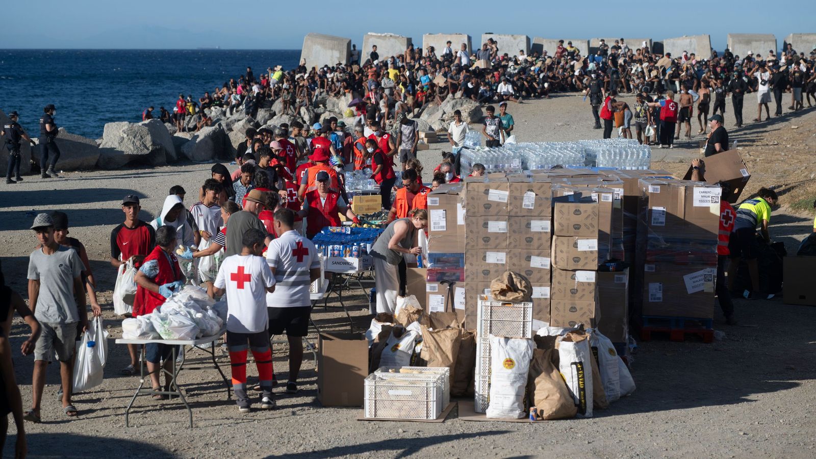 Los migrantes vuelven a la playa de El Trampolín de Ceuta