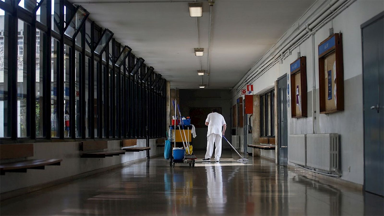 Colegio pasillo limpiadora