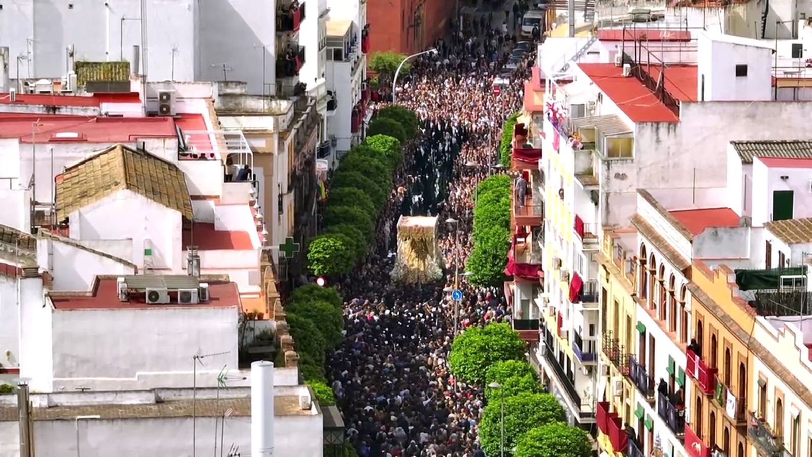El incremento de nazarenos en la Madrugá sevillana retrasa la entrada de la Esperanza de Triana
