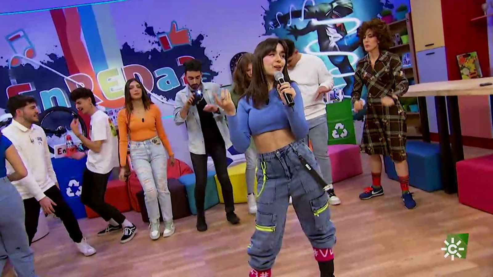 Marina Galán nos canta su tema 'Malibú con piña'