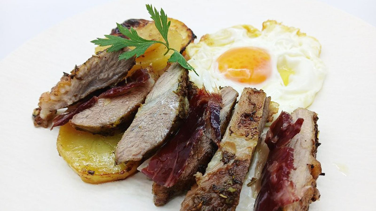 "Cómetelo", secreto asado y ensalada con jamón