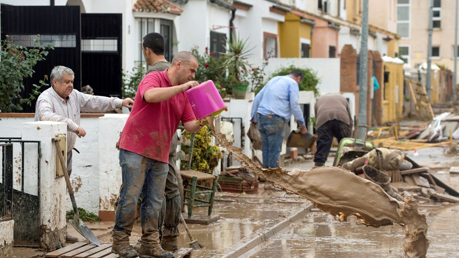 Vecinos limpiando Campillos 1024