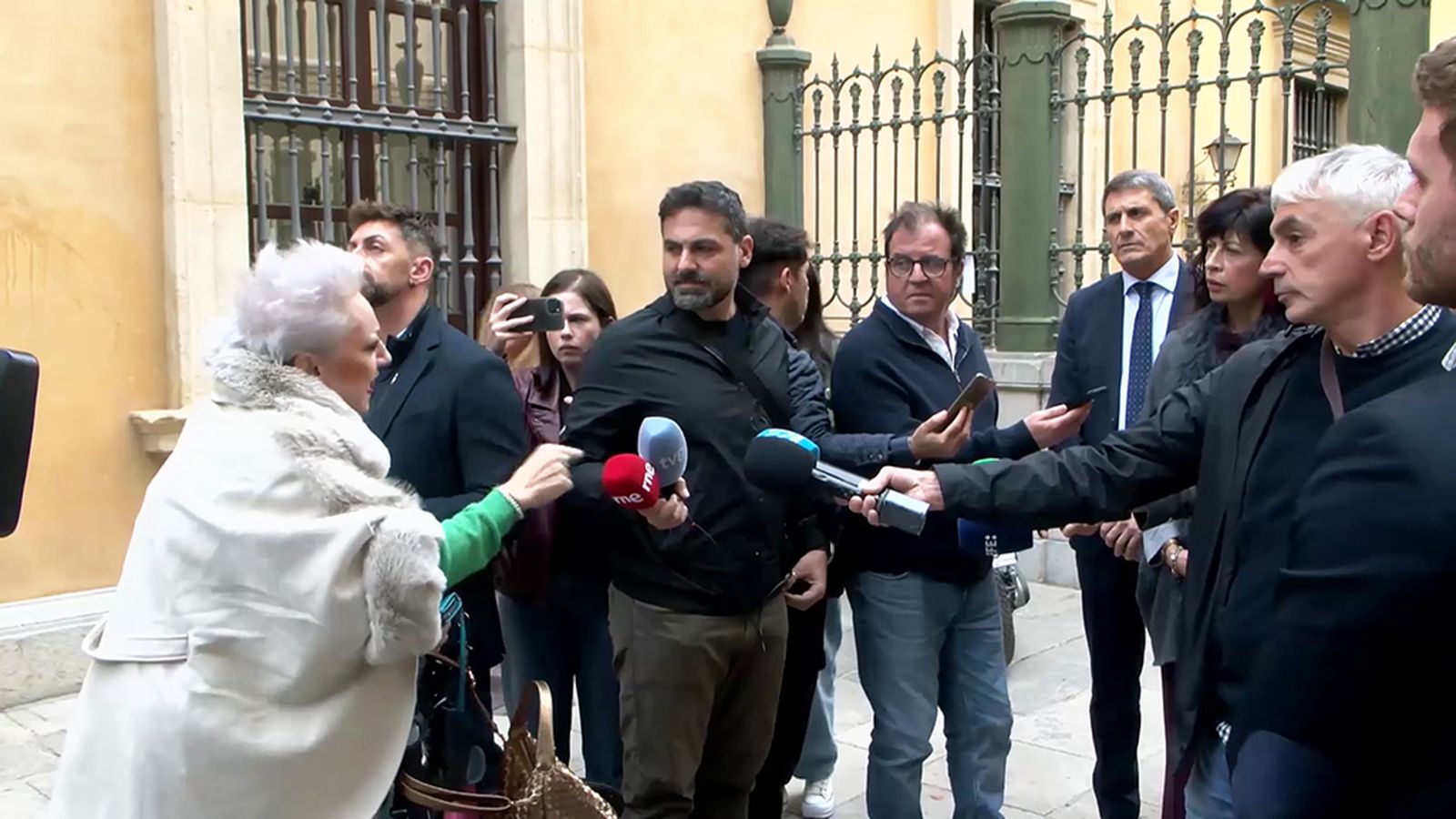 La ministra Redondo increpada en Granada por La Volaera