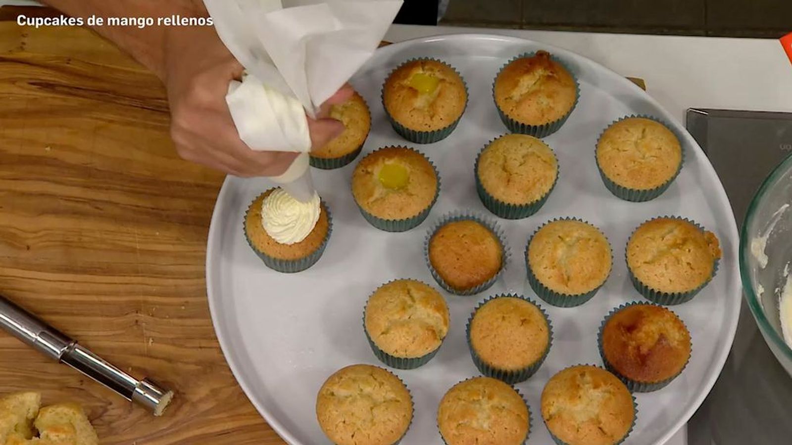 Cómo hacer un 'buttercream' de merengue suizo para 'cupcakes'