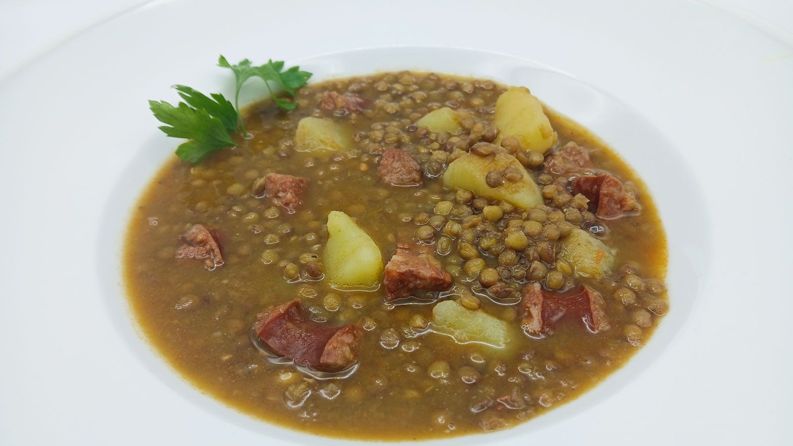 "Cómetelo", lentejas con chorizo y buñuelos de morcilla