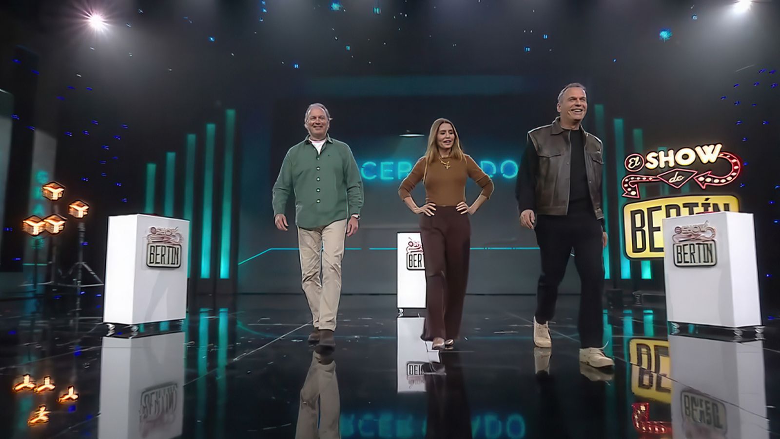 Carlos Lozano enseña da desfilar a Susana y Bertín
