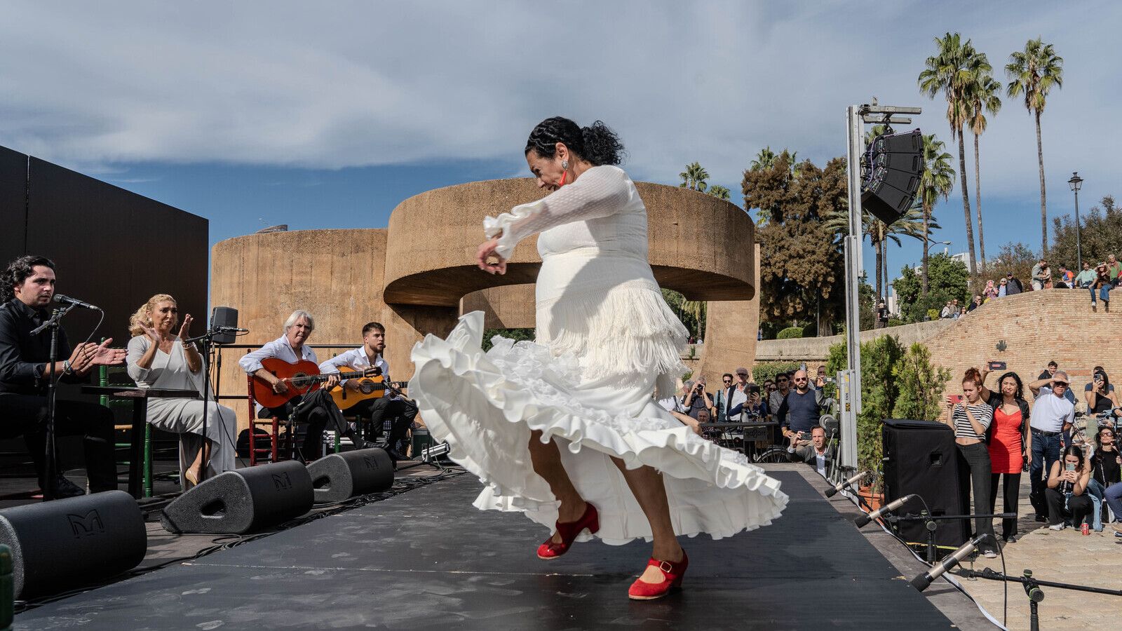 La bailaora Concha Vargas durante su actuación en el Muelle de la Sal por el Día Mundial del Flamenco