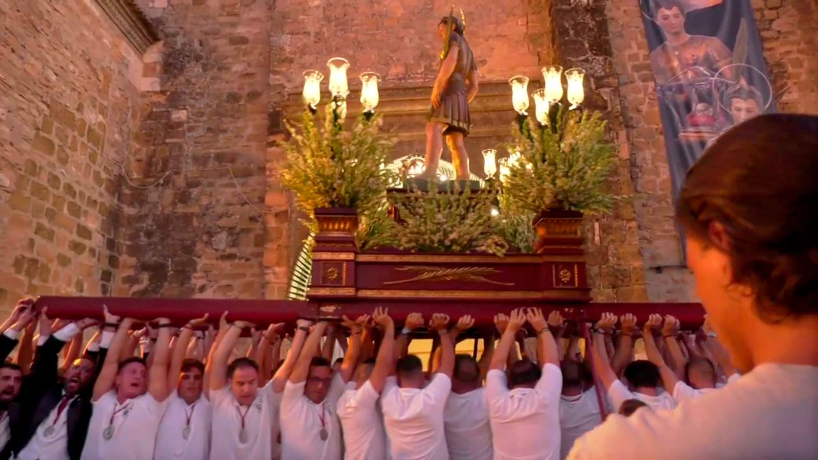 Arjona celebra La Fiestasantos con pasión y tradiciones insólitas