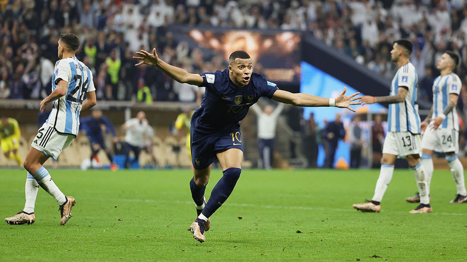 Mbappé marcó tres goles