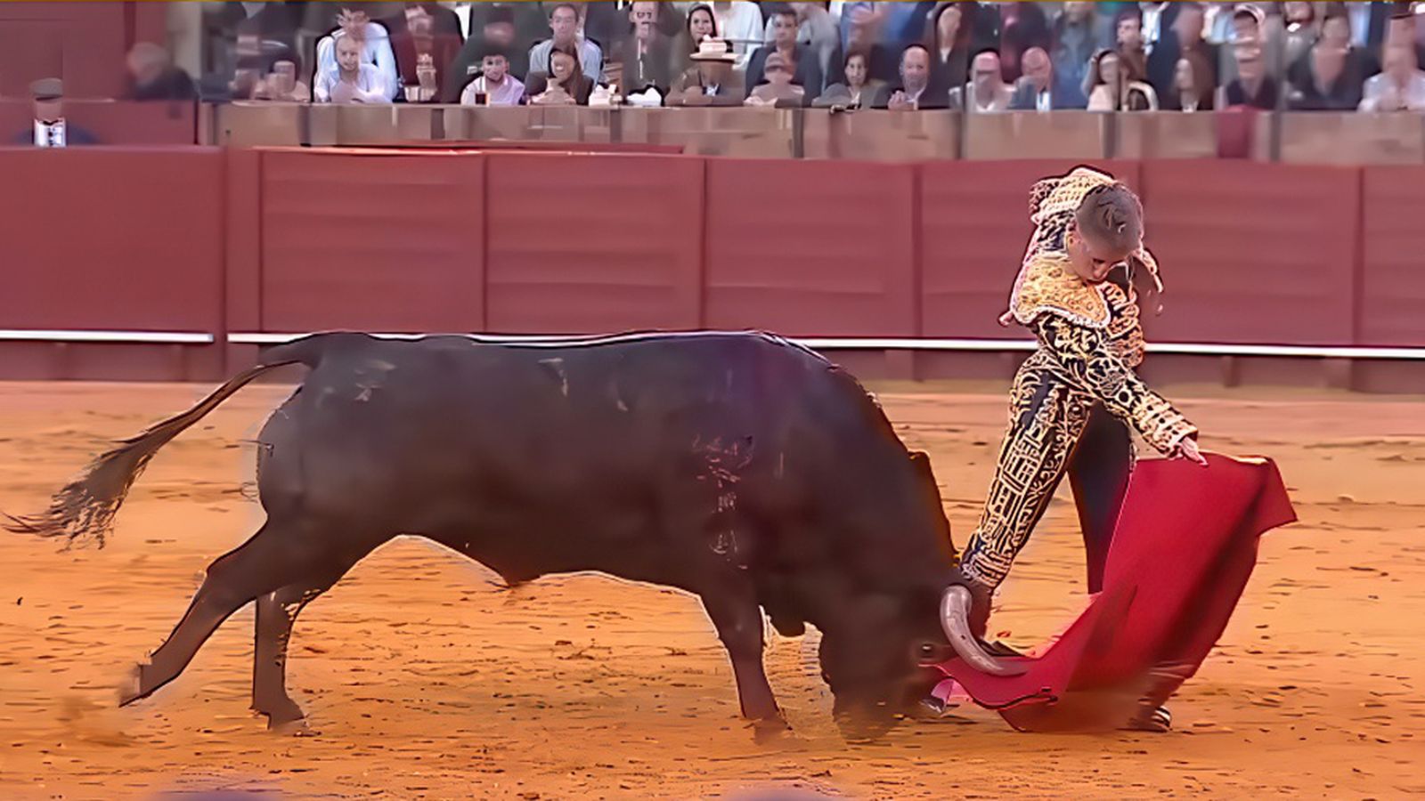Tarde de emociones en la Maestranza con el toreo de Escribano