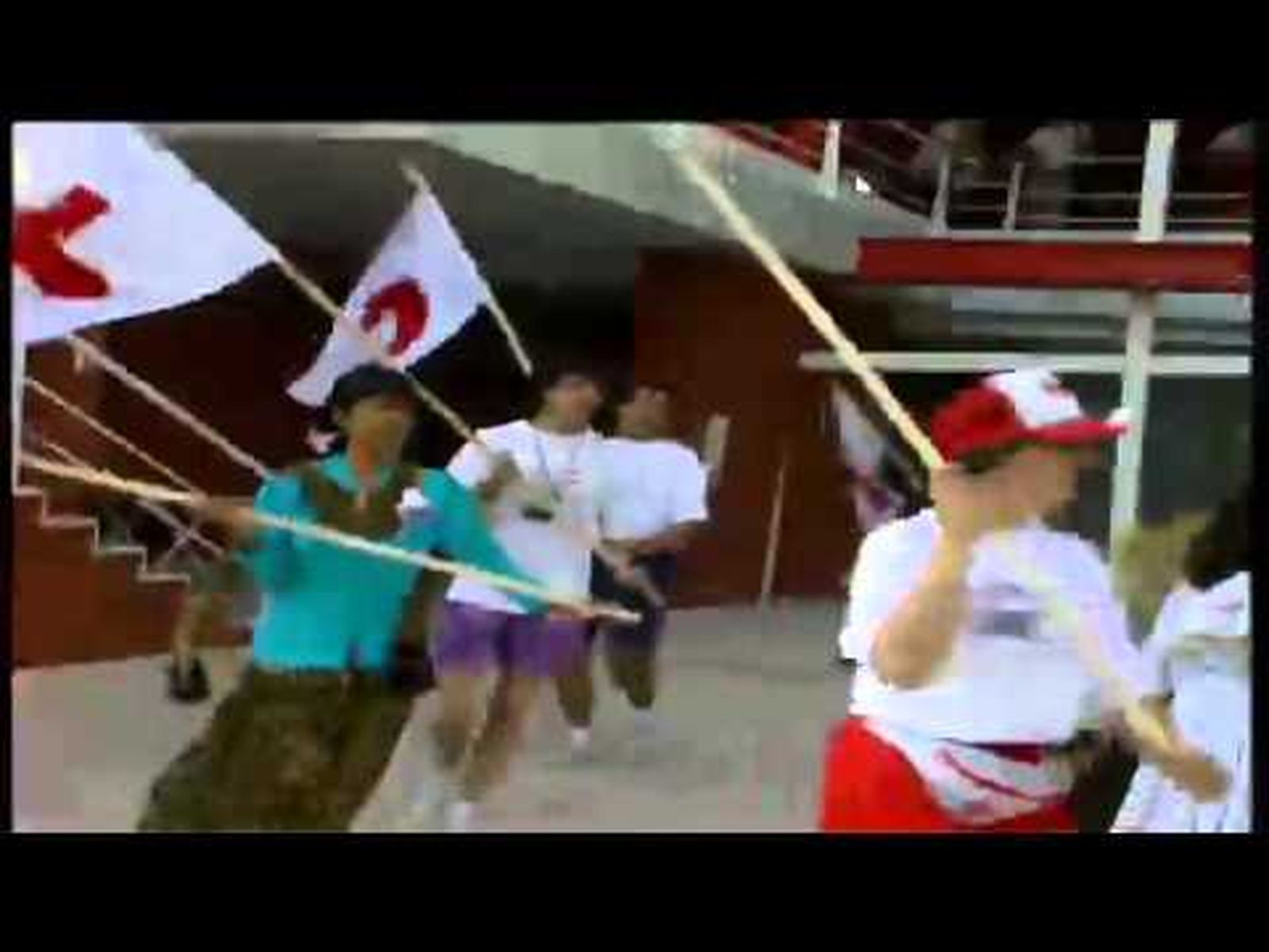 Los chicos de la Cruz Roja cantan el "Waka Waka" en la Expo´92