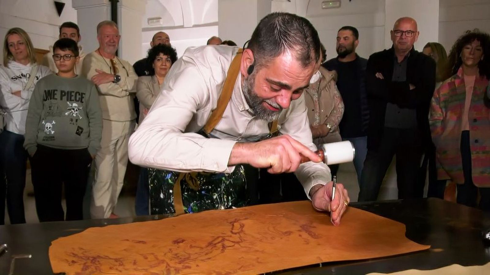 Antonio, el artesano del repujado que da vida a la piel reciclada mientras canta por bulerías