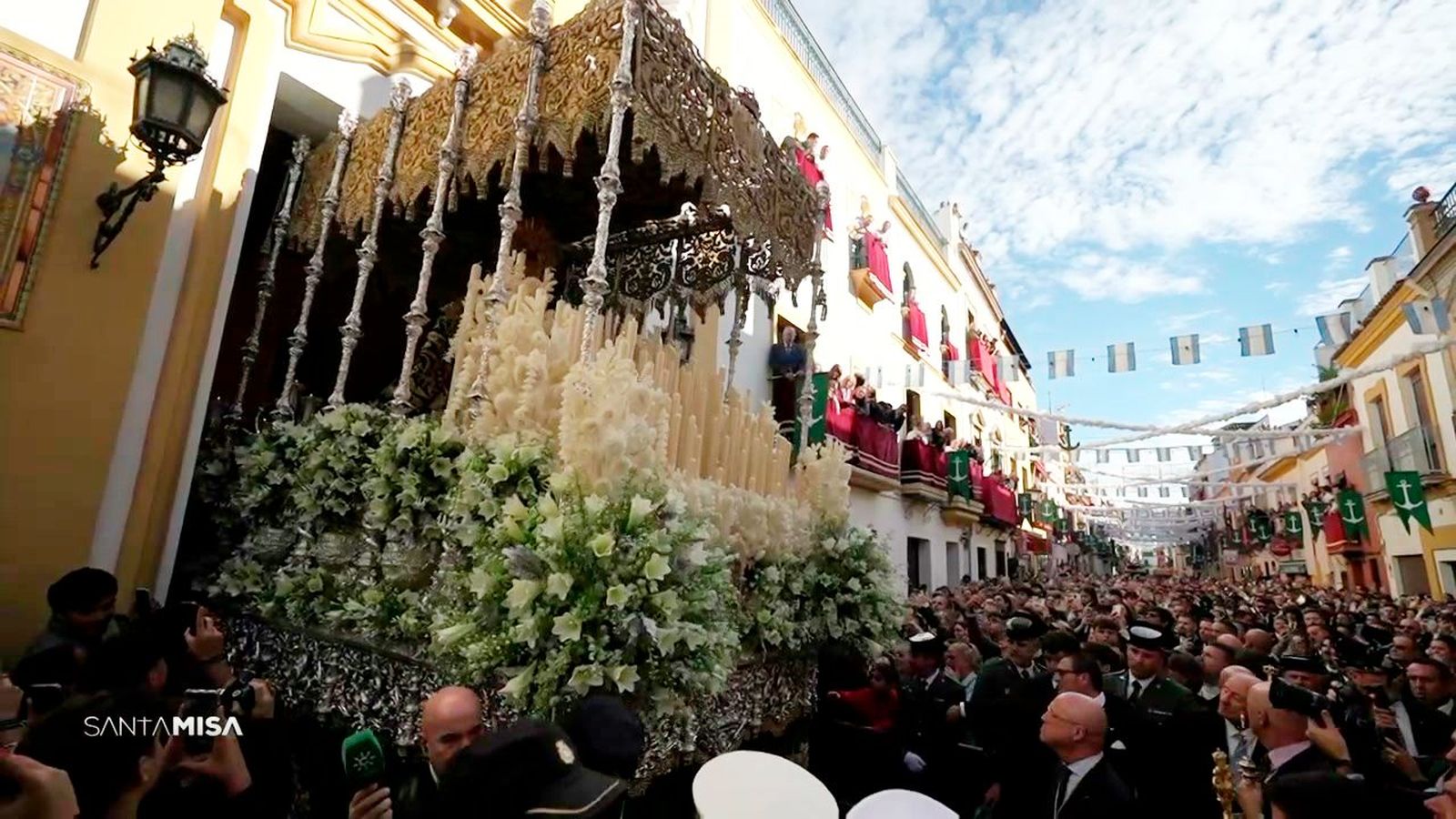 Las calles de Triana palpitan con la salida de su Esperanza para la procesión de la Magna