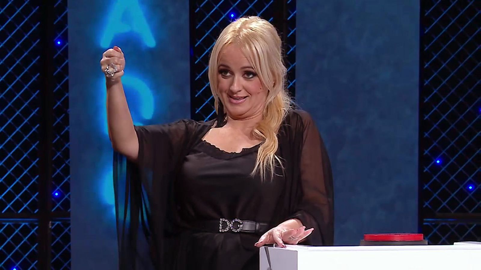 En 'El tercer grado', para qué le sirve a un cantante la cadena del water