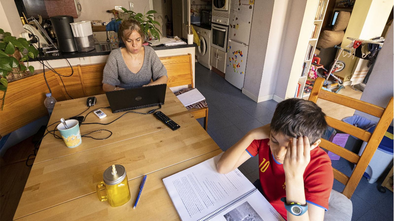 Teletrabajo madre niño cole en casa