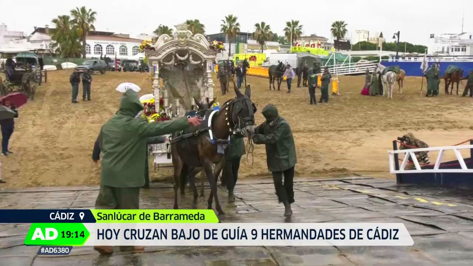 Acompañamos a los romeros en su paso en barcaza desde el Bajo de Guía