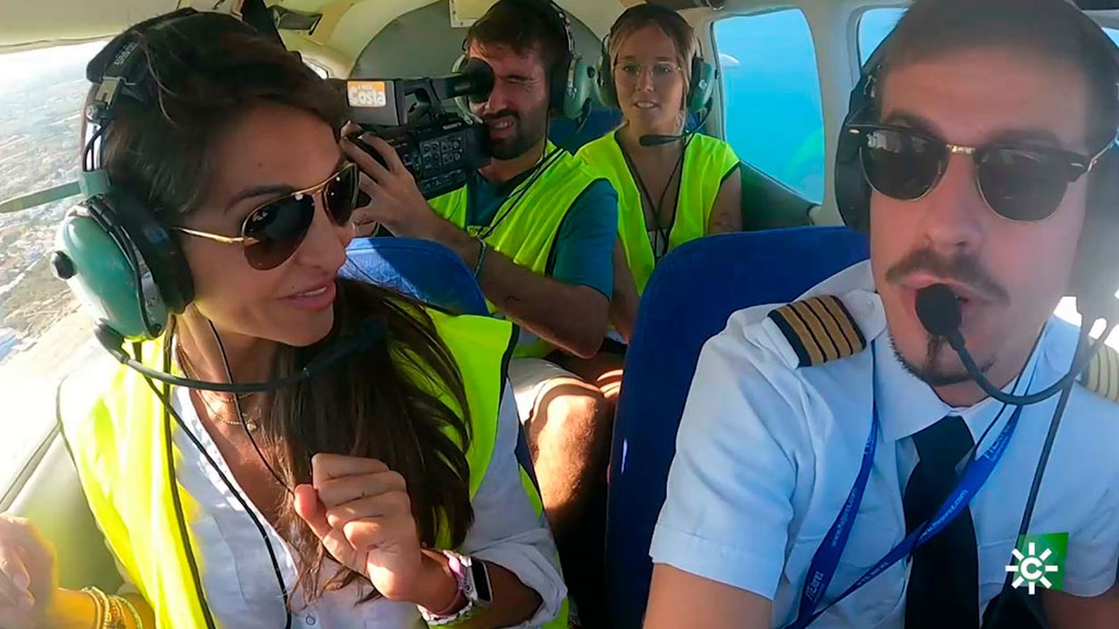 Rocío se pone a los mandos de una avioneta para sobrevolar Rota y la Bahía de Cádiz