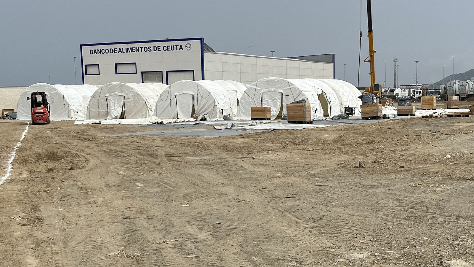 Campamento para migrantes en el puerto de Ceuta.