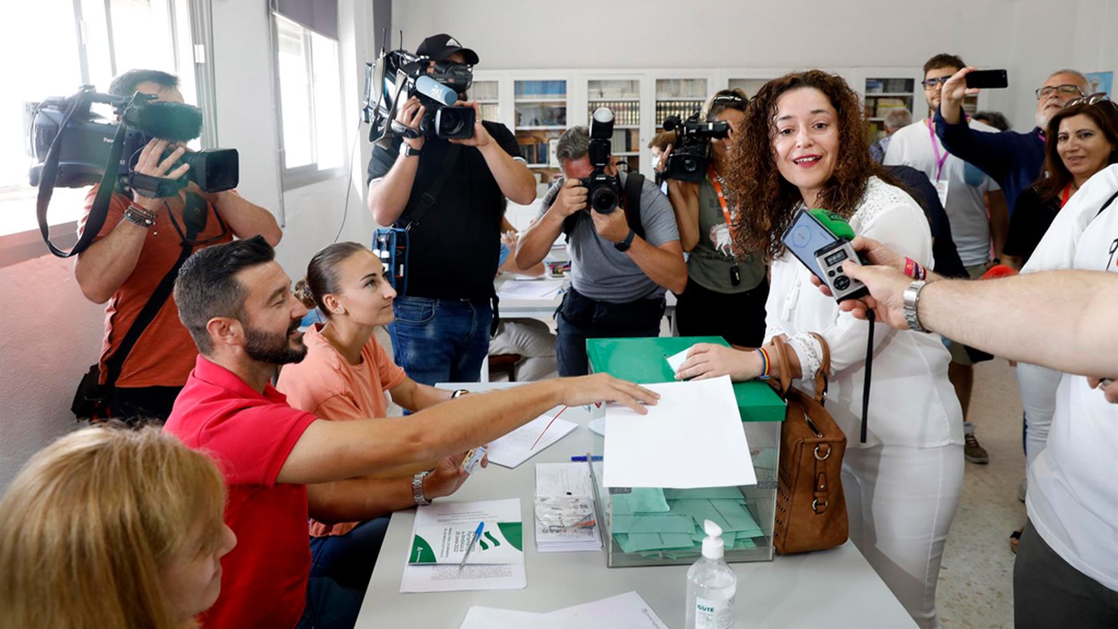 Inma Nieto vota en Algeciras