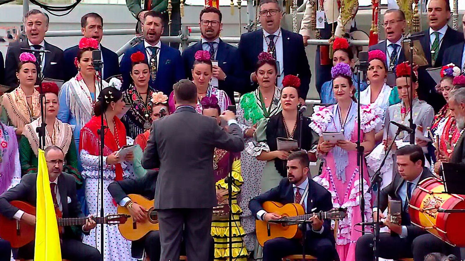 Las voces del coro Coronación canónica Hdad. Redención cantan en la misa de romeros