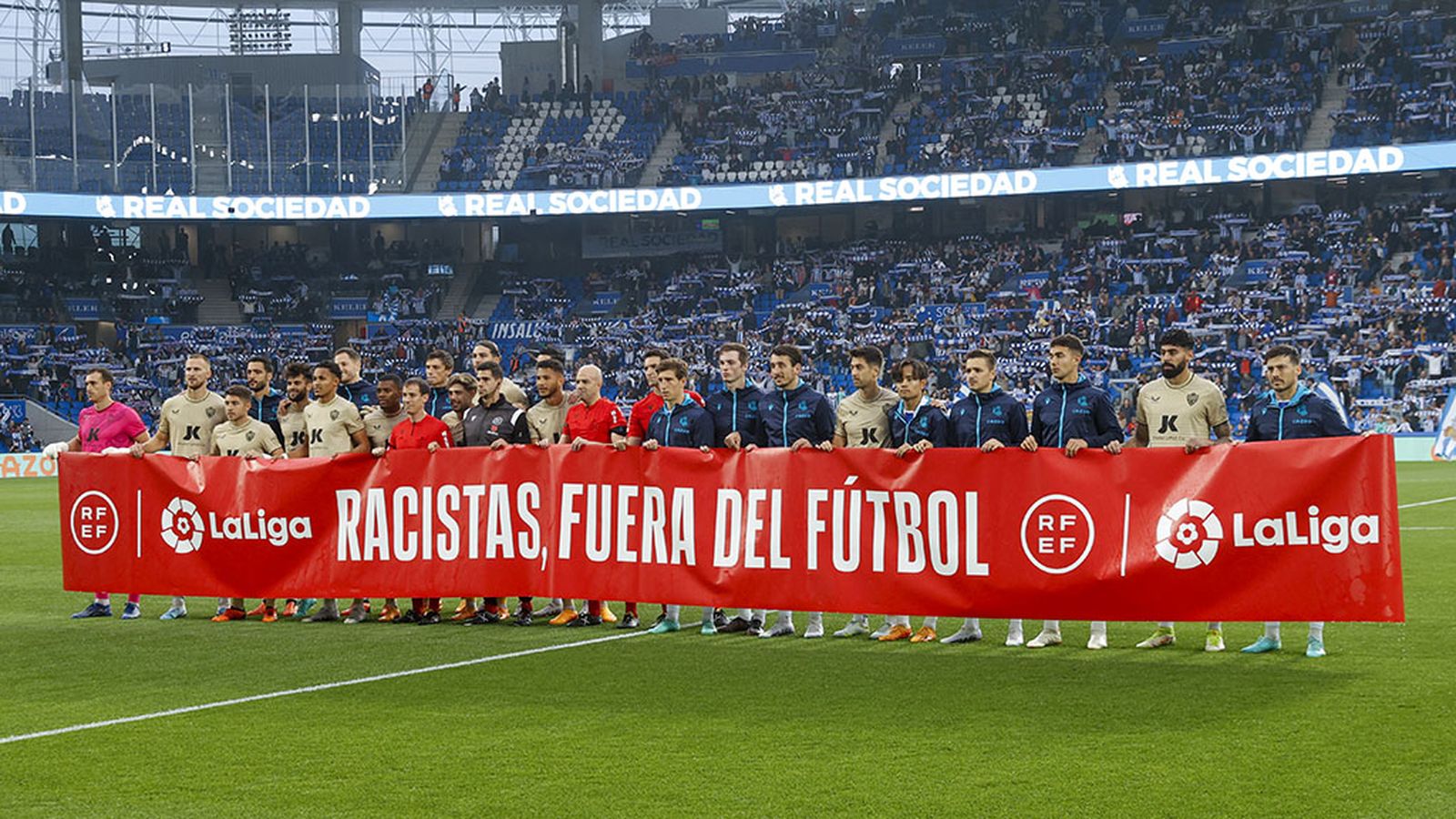 Racismo y fútbol: protesta del Almería y la Real Sociedad