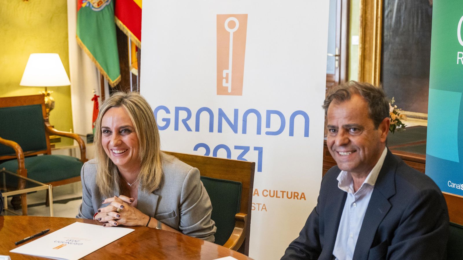 Marifrán Carazo y Juande Mellado, tras la firma de la adhesión