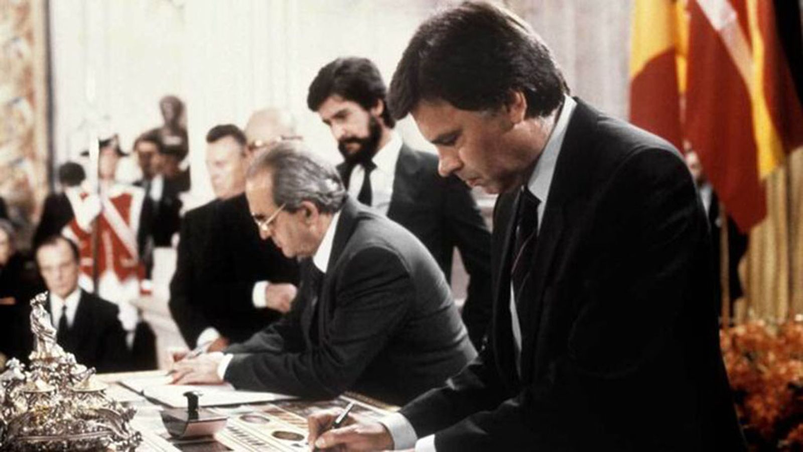 feliz gonzlaez y fernando moran firman entrada España Comunidad Europea