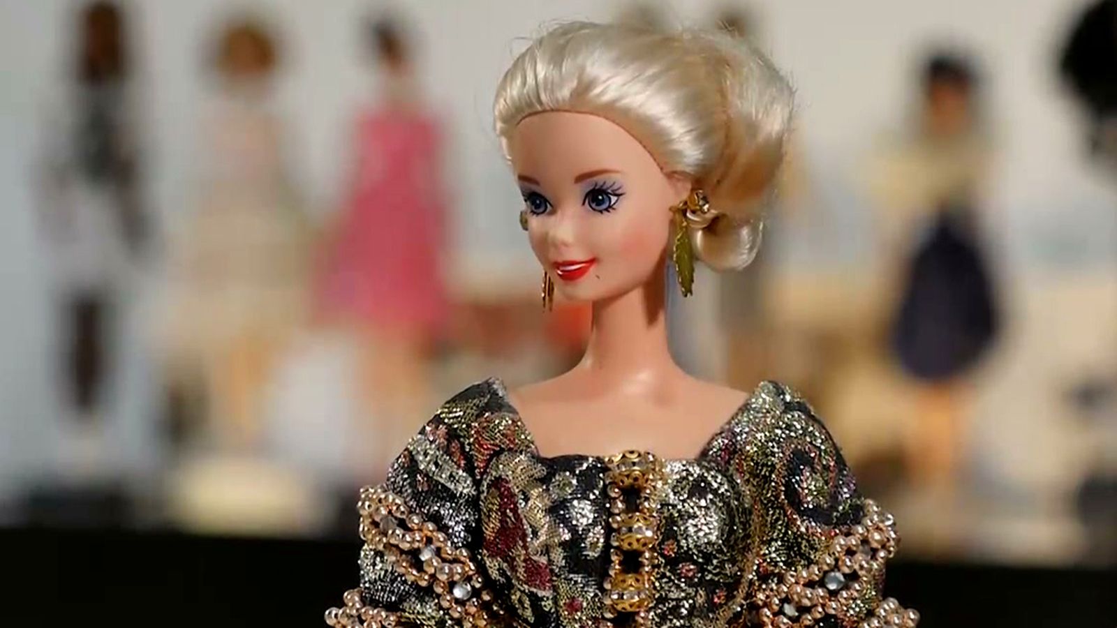 La historia de Barbie, musa de los mejores diseñadores de alta costura