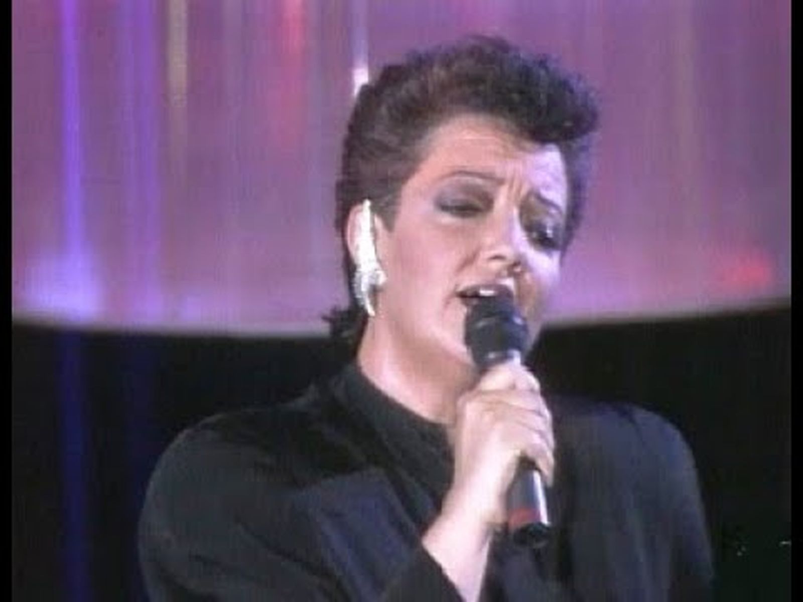 Amaya, la cantante antes integrante de Mocedades, canta “Tengo miedo de la luna”