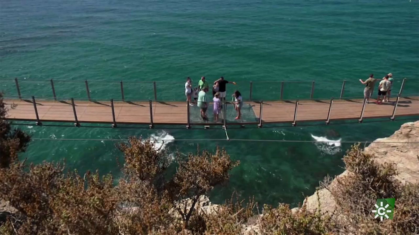 Atravesamos el famoso puente colgante de Torrenueva