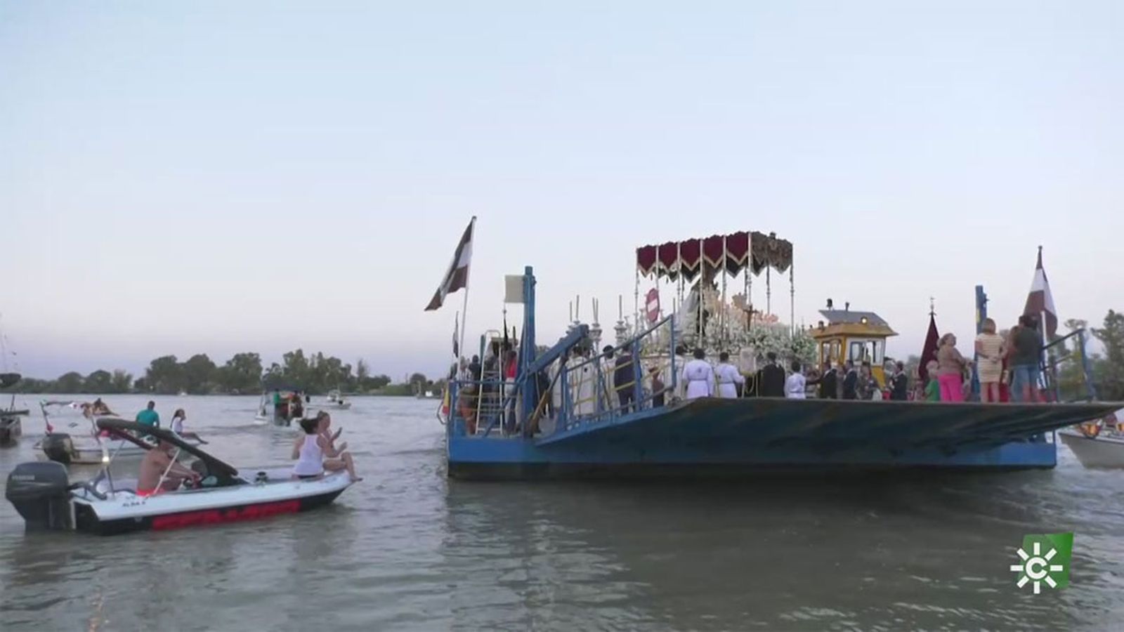 La Virgen del Carmen de Coría del Río que procesiona en la barcaza por el Guadalquivir