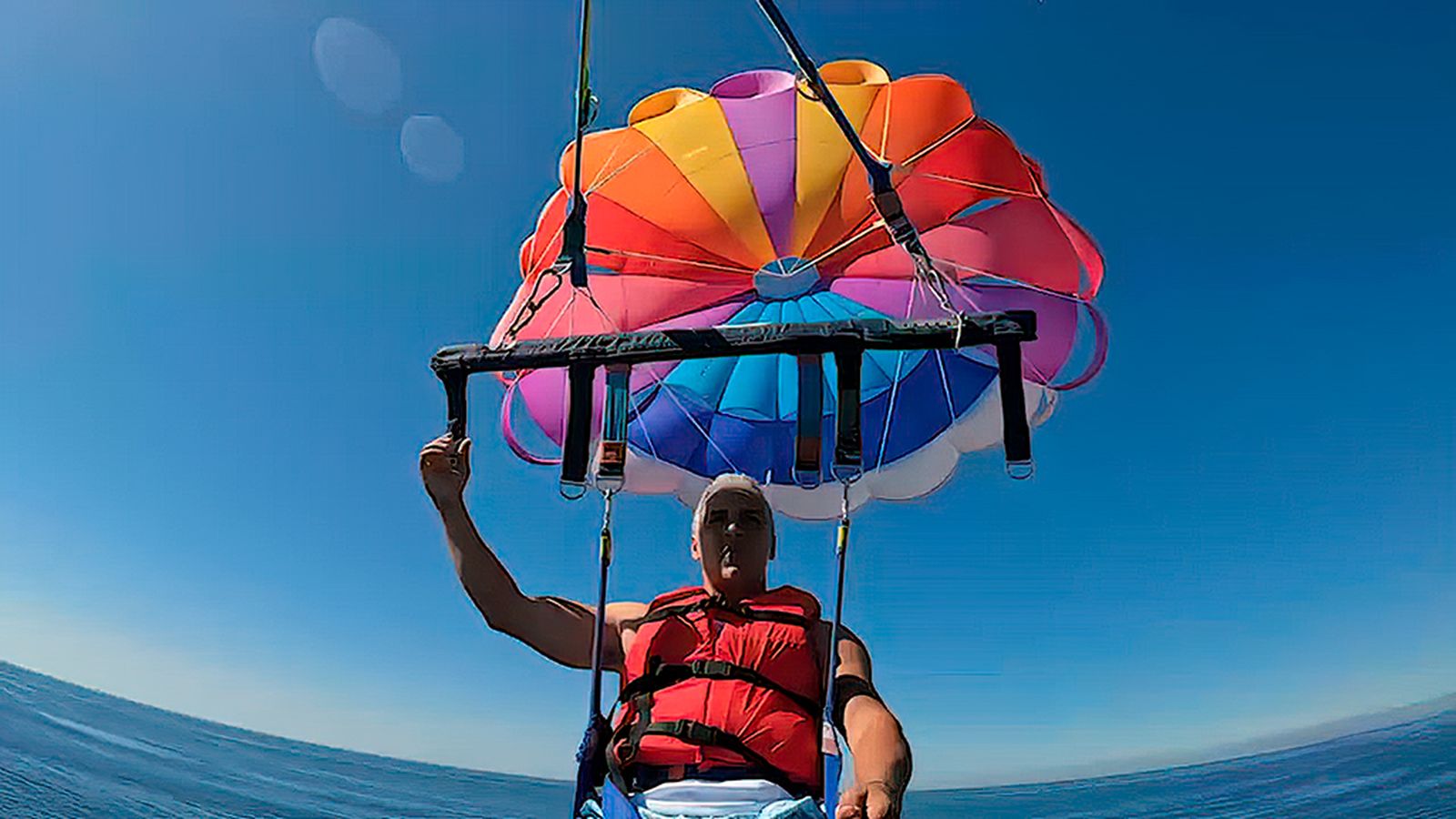 Parasailing, una emocionante forma de ver Marbella desde el aire