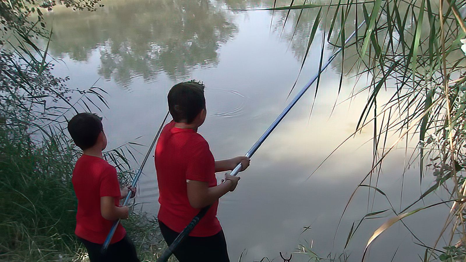 Una jornada de pesca infantil en el río Guadalquivir