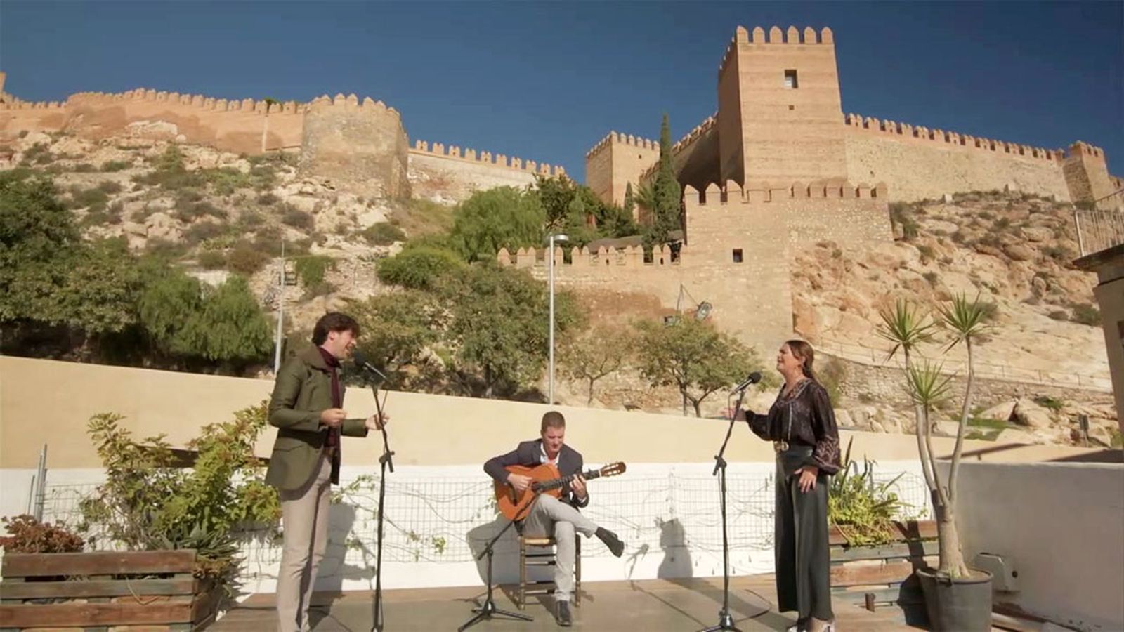 Así de fantástico suena el clásico A tu vera cantando por Manuel Lombo y Sonia Miranda