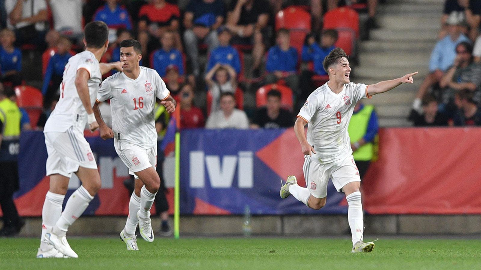 Selección España - Praga Gavi 1024 px