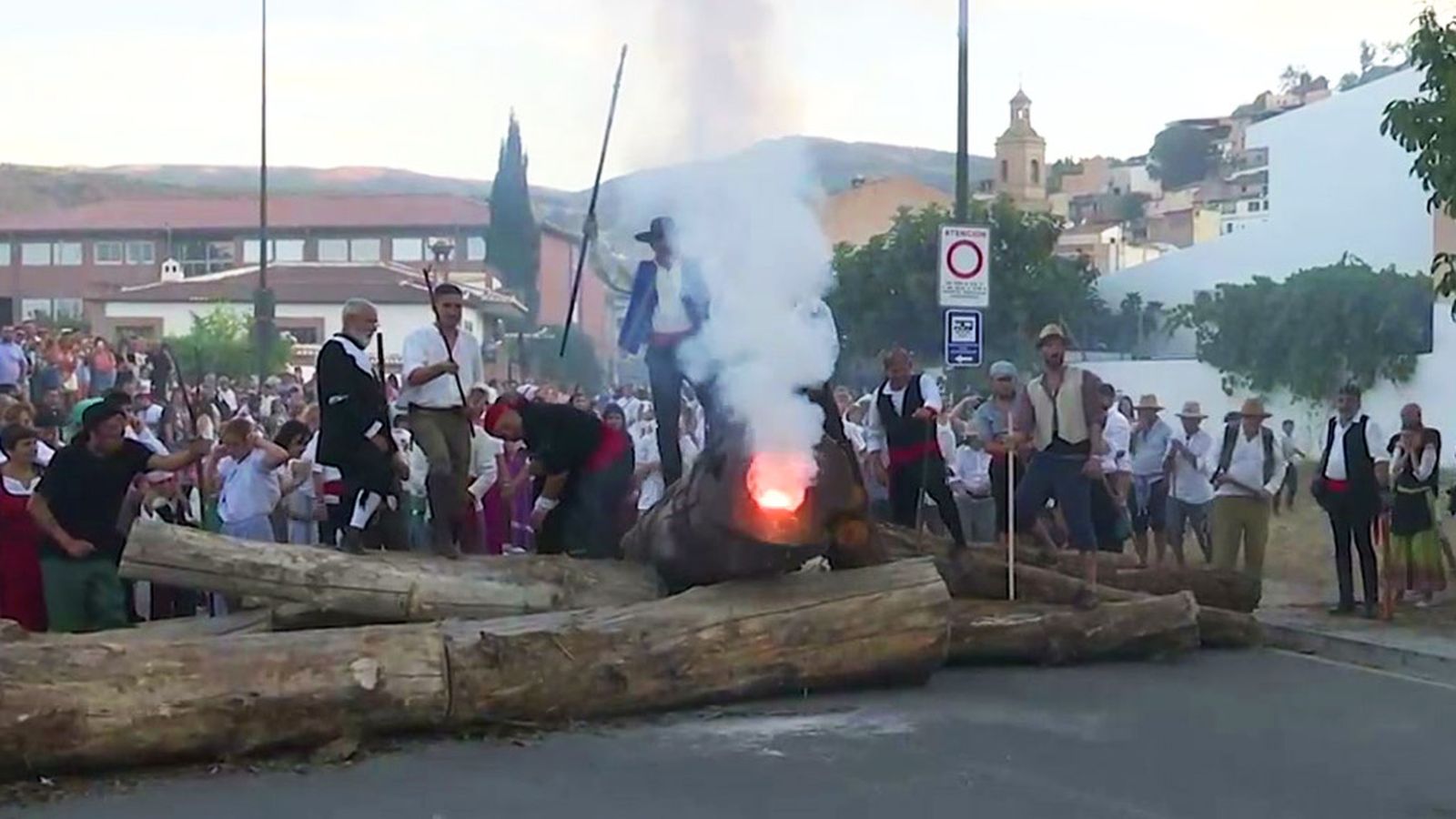 Vivimos la 'Batalla del Alcalde Carbonero' en la localidad granadina de La Peza
