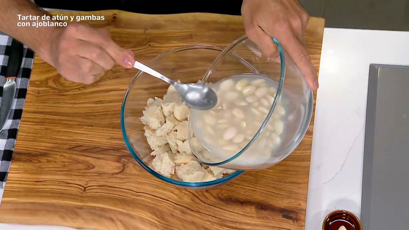 Cómo utilizar mejor el pan y las almendras para hacer ajoblanco