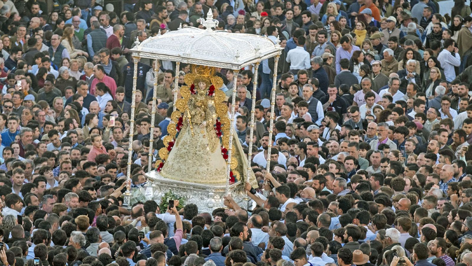 Multitudinaria procesión de la Virgen del Rocío por las calles de su aldea
