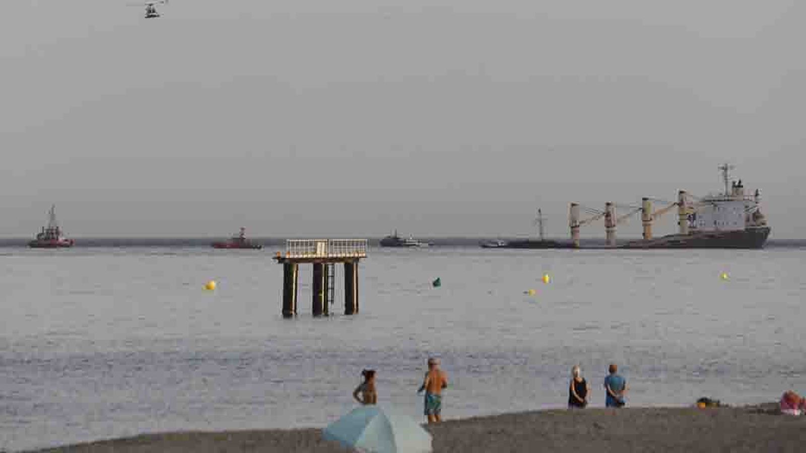 buque semihundido en gibraltar OS 35