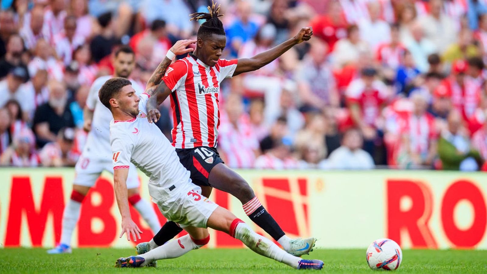 Carmona y Nico Williams Sevilla Athletic Bilbao