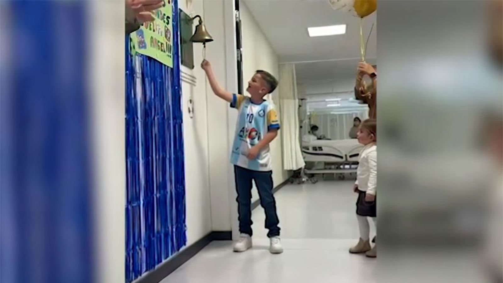 Miguel, un 'niño 10' que toca la 'Campana de los Sueños' tras superar una leucemia