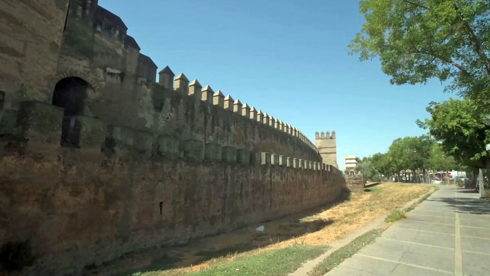 ¿Sabías que la muralla de la Macarena sirvió como muro de contención?