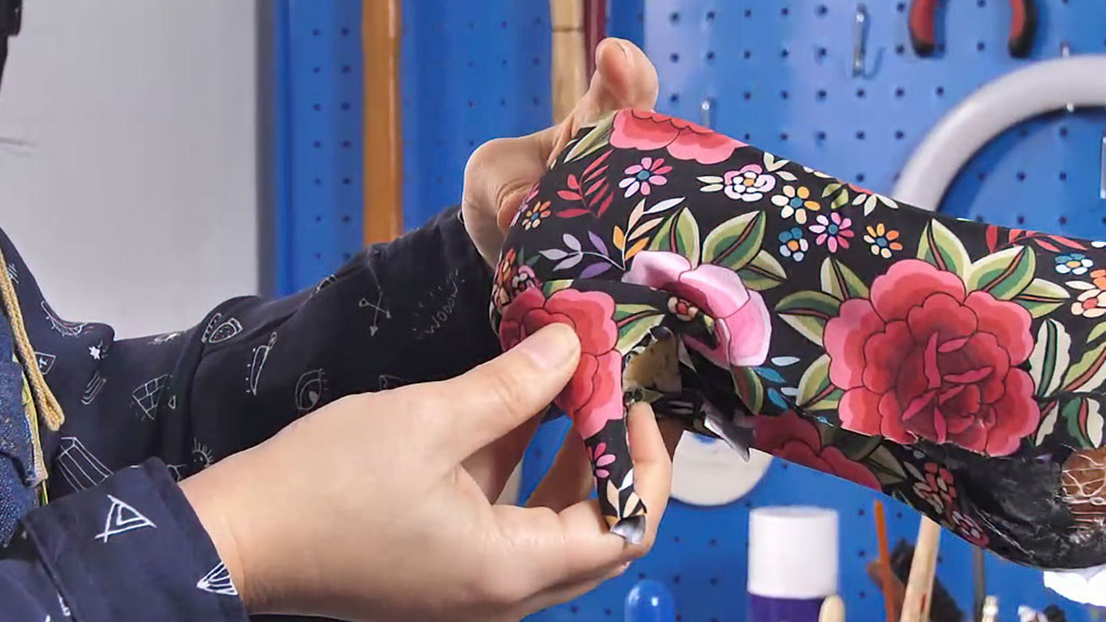 El forrado de zapatos una tradición que sigue viva en Sevilla