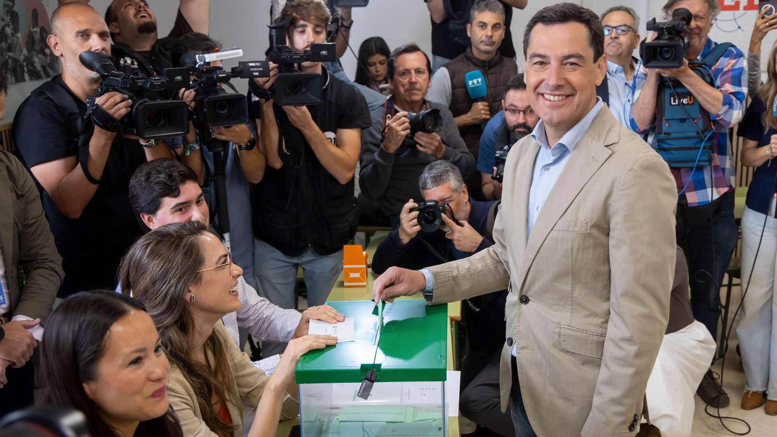 Votación y declaraciones Juanma Moreno