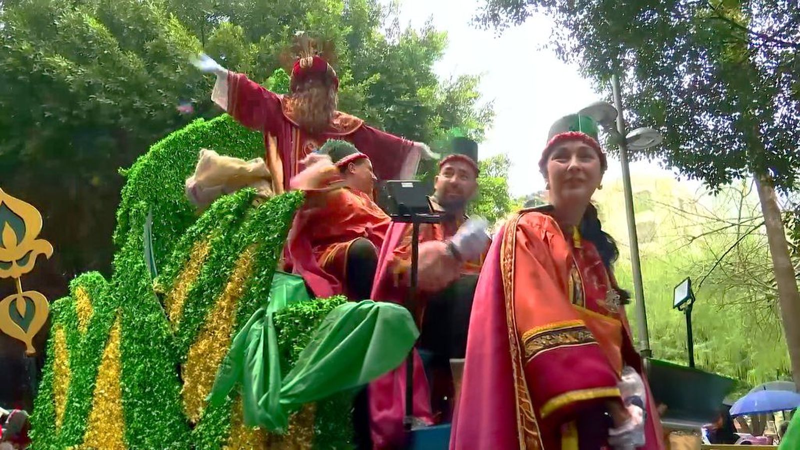 La lluvia no apaga la magia: Almería vive su Cabalgata de Reyes con ilusión y caramelos