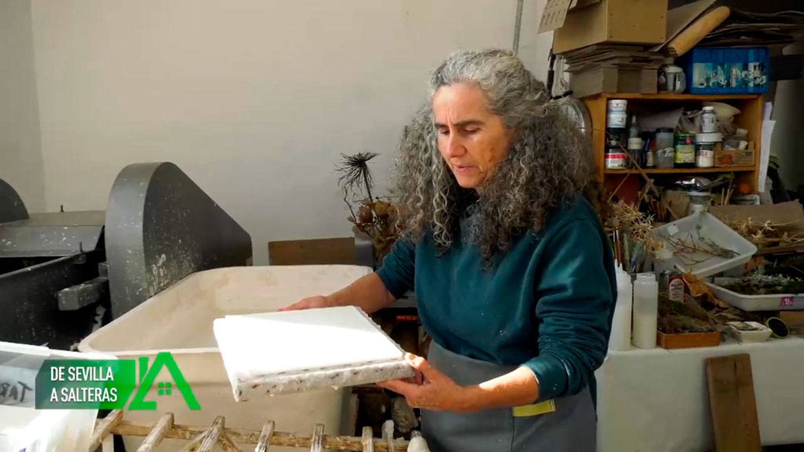 Tiene una casa taller en Salteras donde ha llevado la elaboración artesanal del papel a la creación artística
