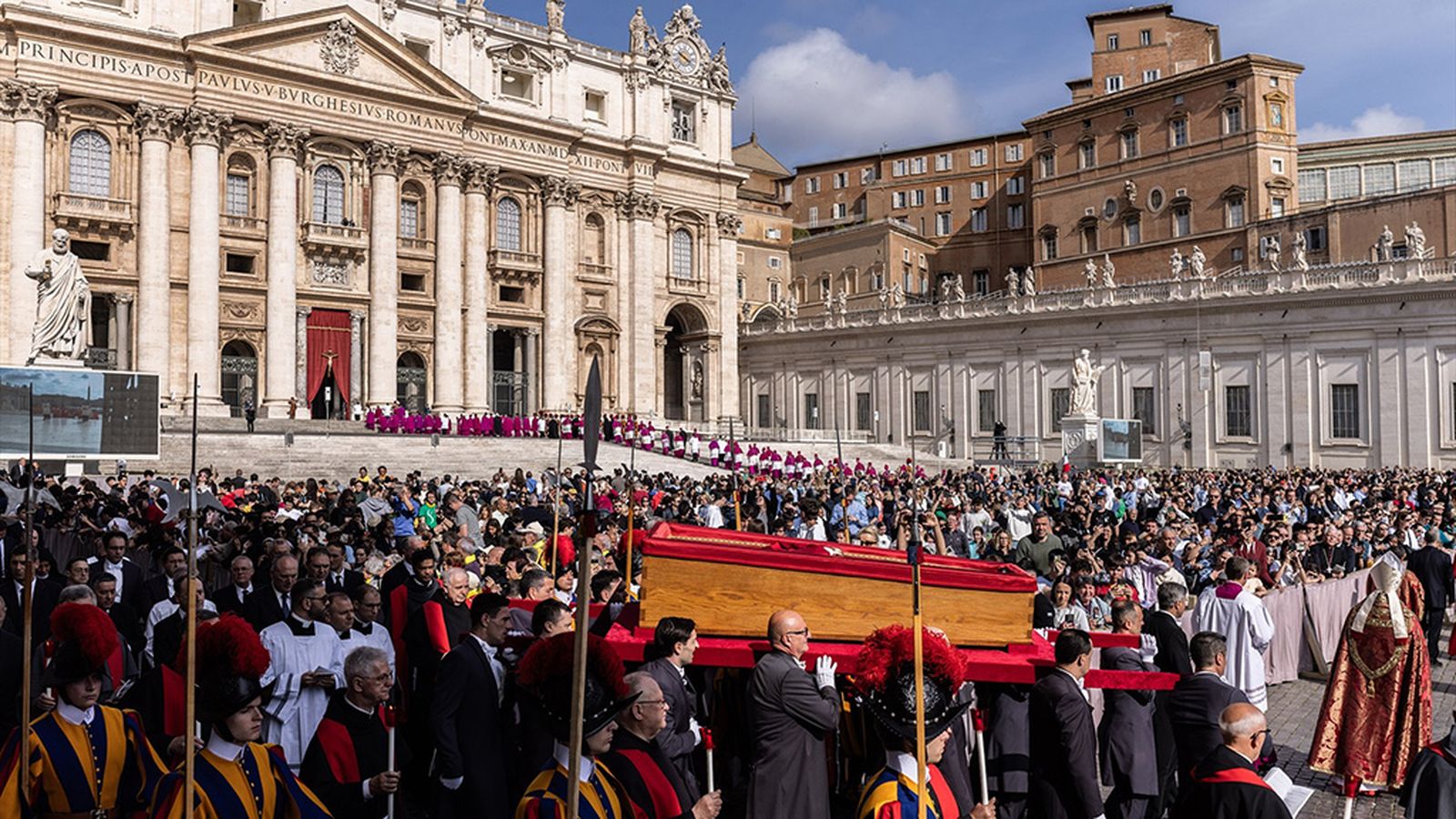 El féretro del papa ante San Pedro