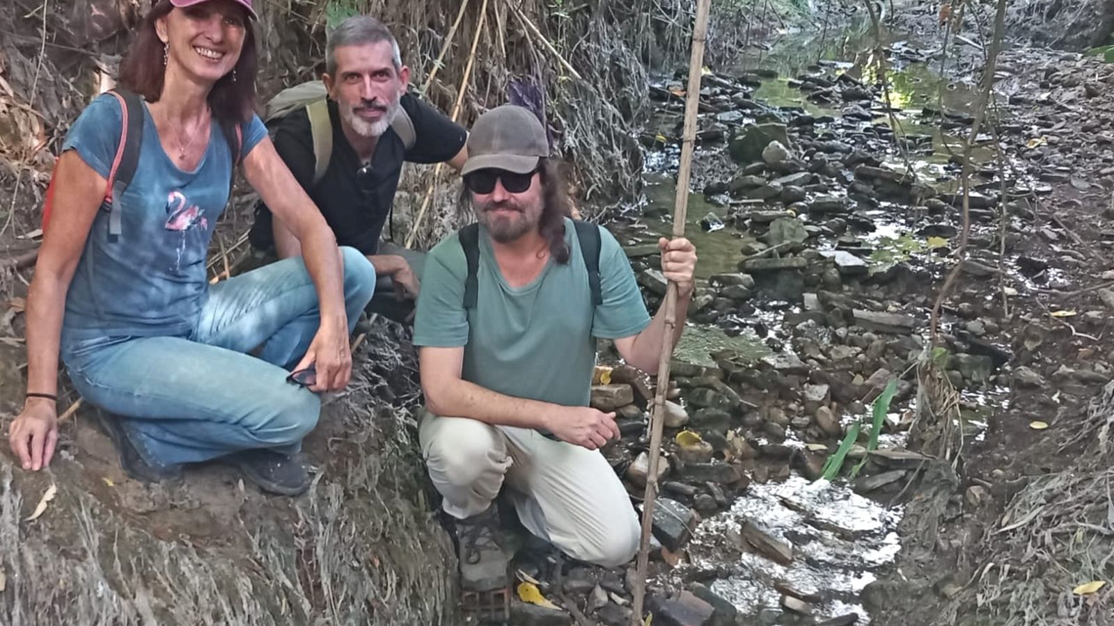 Restos de toallitas en el arroyo Porzuna.