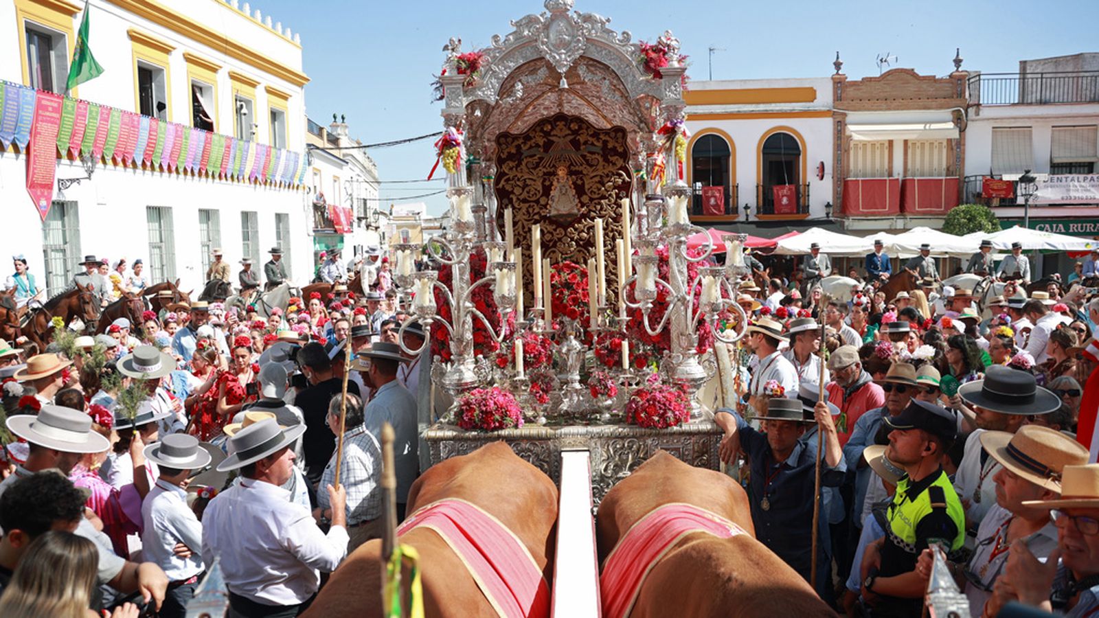 Villamanrique concentra la devoción rociera en la tradicional Subida de los Porches